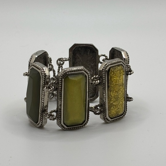 Elegant Silver and Green Bracelet - Picture 2 of 3